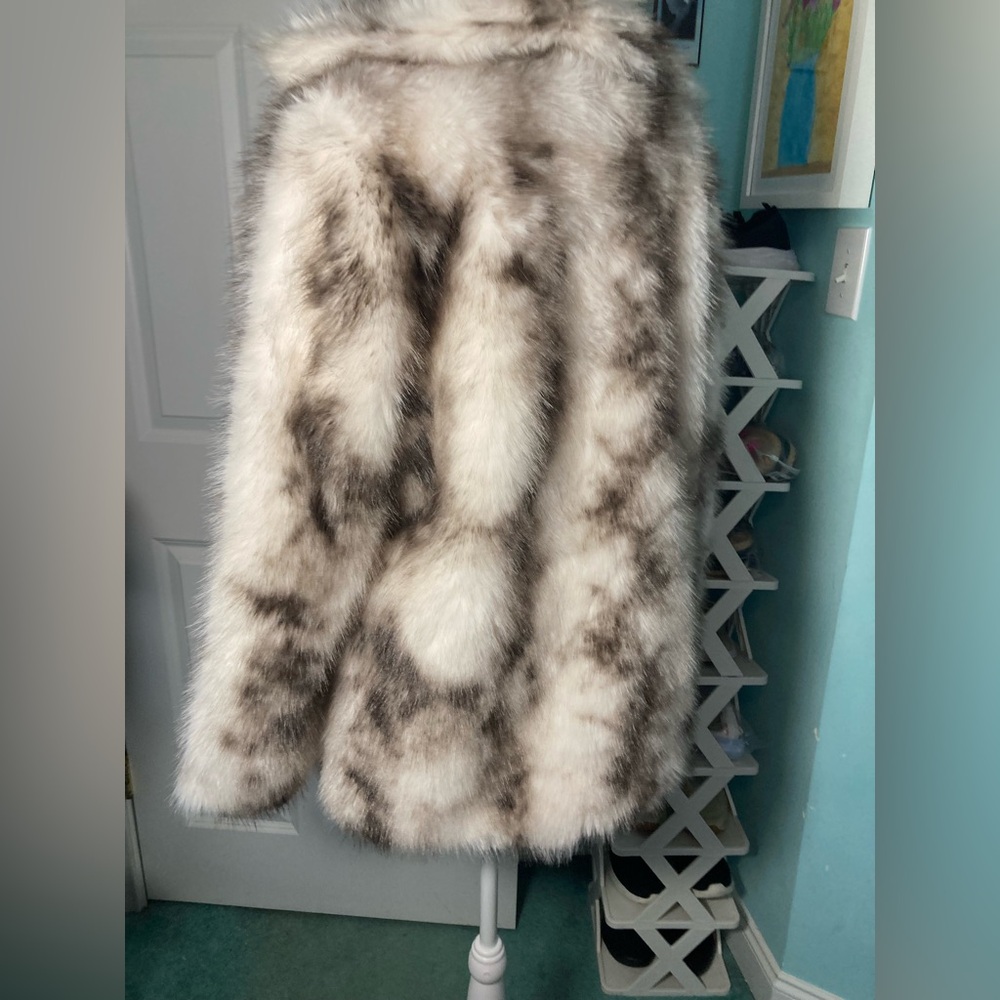 Elegant Faux Fur Coat in Gray and White - Picture 8 of 15